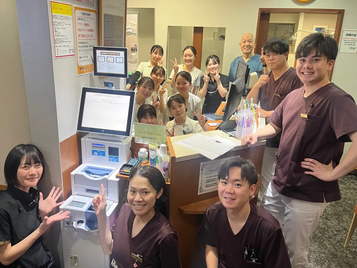 ふくおか歯科の受付に設置された自動精算機 PS-6 とスタッフの皆さま