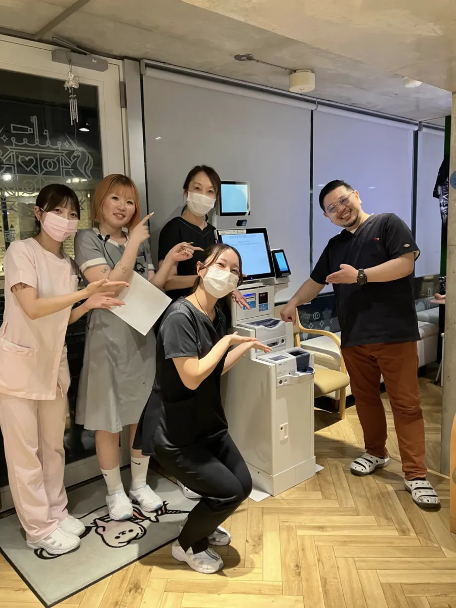 中目黒コヤス歯科の受付に設置された自動精算機 PS-6 とスタッフの皆さま